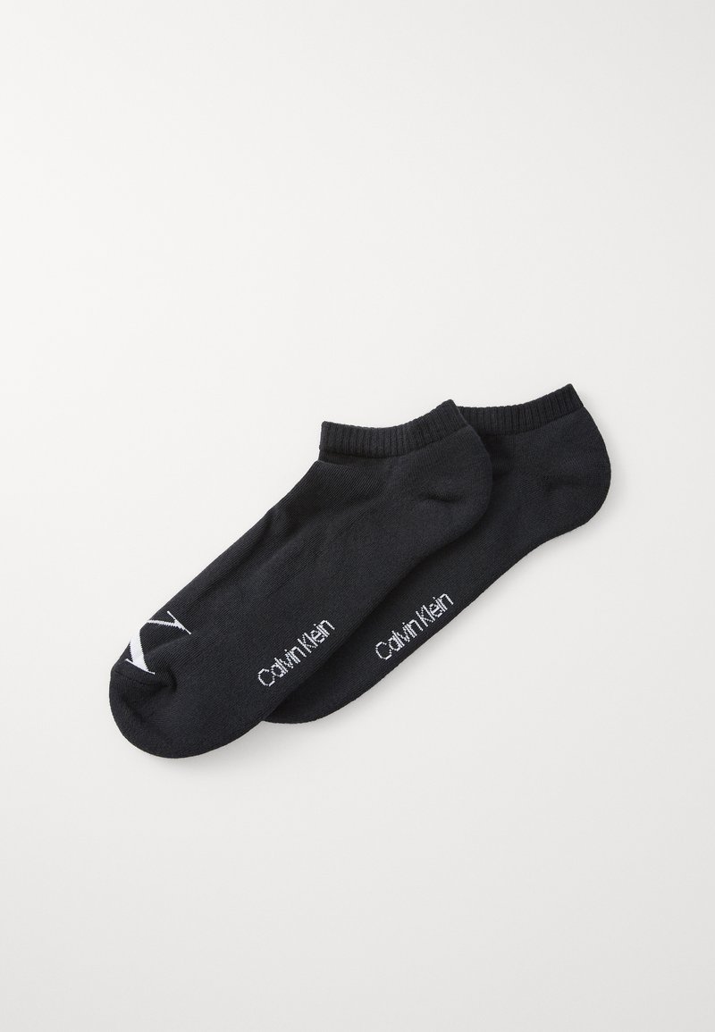 Fekete boka zoknik, rugalmas anyagból, bordázott szegéllyel és fehér hímzett "Calvin Klein" logóval az oldalon.