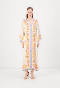 Gėlėtą kimono kreminės spalvos, su rožinėmis ir geltonomis gėlėmis palei kraštus, mėlynais apvadais ir mygtukais priekyje.