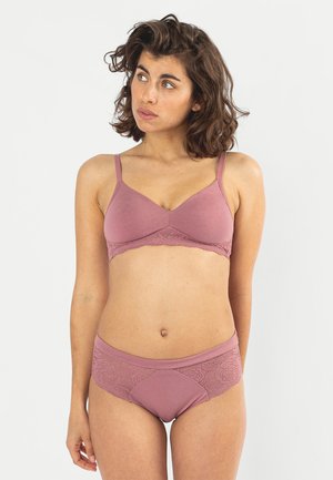 Bh en slip set in een gedempte rozenroze kleur, gemaakt van zachte stof. De bh heeft verstelbare banden en kantafwerking; de slip heeft een kantaccent op de tailleband.