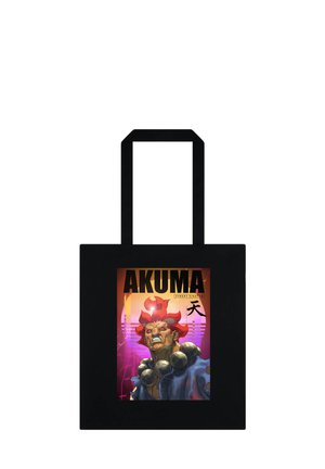 Sac cabas noir avec une illustration colorée d’Akuma de Street Fighter, avec des cheveux rouges, un collier de perles et le texte en gras « AKUMA » avec un caractère japonais.