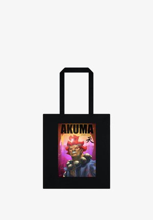 Sort tote-taske med farverig grafik af Akuma fra Street Fighter, med rødt hår, perlehalskæde og fed tekst "AKUMA" og japansk karakter.