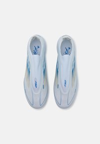 Încălțăminte sport albă cu accente graduale în nuanțe de albastru și un design aerodinamic. Materialul pare ușor, având un stil de încălțare tip slip-on și o suprafață texturată.
