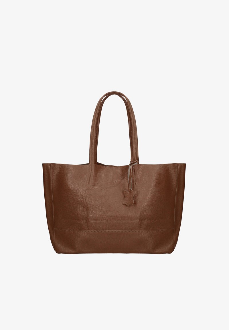 Braune Leder-Shopper-Tasche mit zwei Griffen und kleinem Lederanhänger, geöffnet und leer vor weißem Hintergrund.