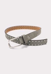 Grijze suède riem met witte stippen, voorzien van een zilverkleurige metalen gesp en een verstelbare lengte, met een gladde textuur en een strak ontwerp.