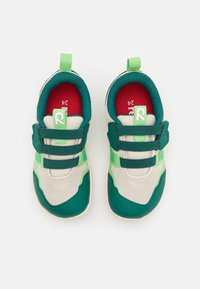 Zielono-kremowe buty sportowe z siateczkowym wierzchem, dwiema rzepami, zaokrąglonym noskiem i kontrastującą czerwoną wkładką. Rozmiar 24.