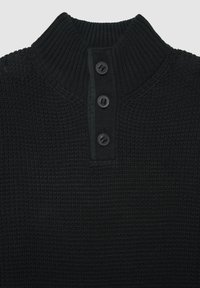 Maglione nero a maglia con colletto alto, caratterizzato da tre bottoni neri lungo la patta anteriore e tessuto testurizzato in tutto il capo.