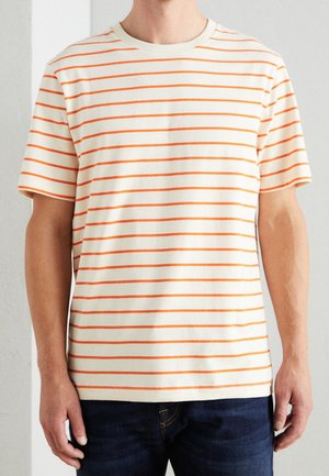 Bawełniany t-shirt w kolorze kremowym z pomarańczowymi poziomymi paskami, krótkimi rękawami i okrągłym dekoltem. Materiał wydaje się gładki, o luźnym kroju.