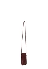Burgundy tkaná kožená crossbody taška s plochým tvarom, nastaviteľným popruhom a zipsovým uzáverom. Textúrovaný povrch má vzor v tvare včely.