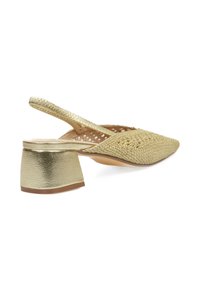 Zapato slingback tejido en oro con un acabado texturizado, punta afilada y tacón cuadrado. El tacón es de un brillante color dorado metálico.