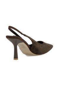 Zapato de tacón alto de nobuk marrón oscuro, con punta afilada y tacón de aguja en un fondo blanco.