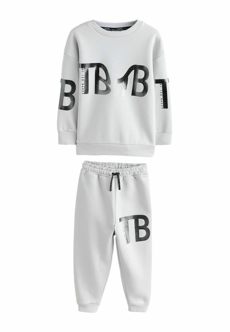 Conjunto de dos piezas en gris que incluye una sudadera con letras negras en negrita y joggers a juego con cintura ajustable y puños acanalados.