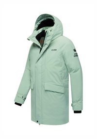 Jasno miętowa parka z kapturem, z zamkiem błyskawicznym, dwiema przednimi kieszeniami, regulowanymi mankietami oraz akcentami logo na klatce piersiowej i rękawie.