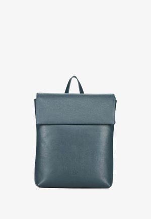 Sac à dos en cuir bleu avec un rabat repliable, finition texturée et une poignée supérieure pour le transport. Lignes épurées sans quincaillerie ou accents visibles.