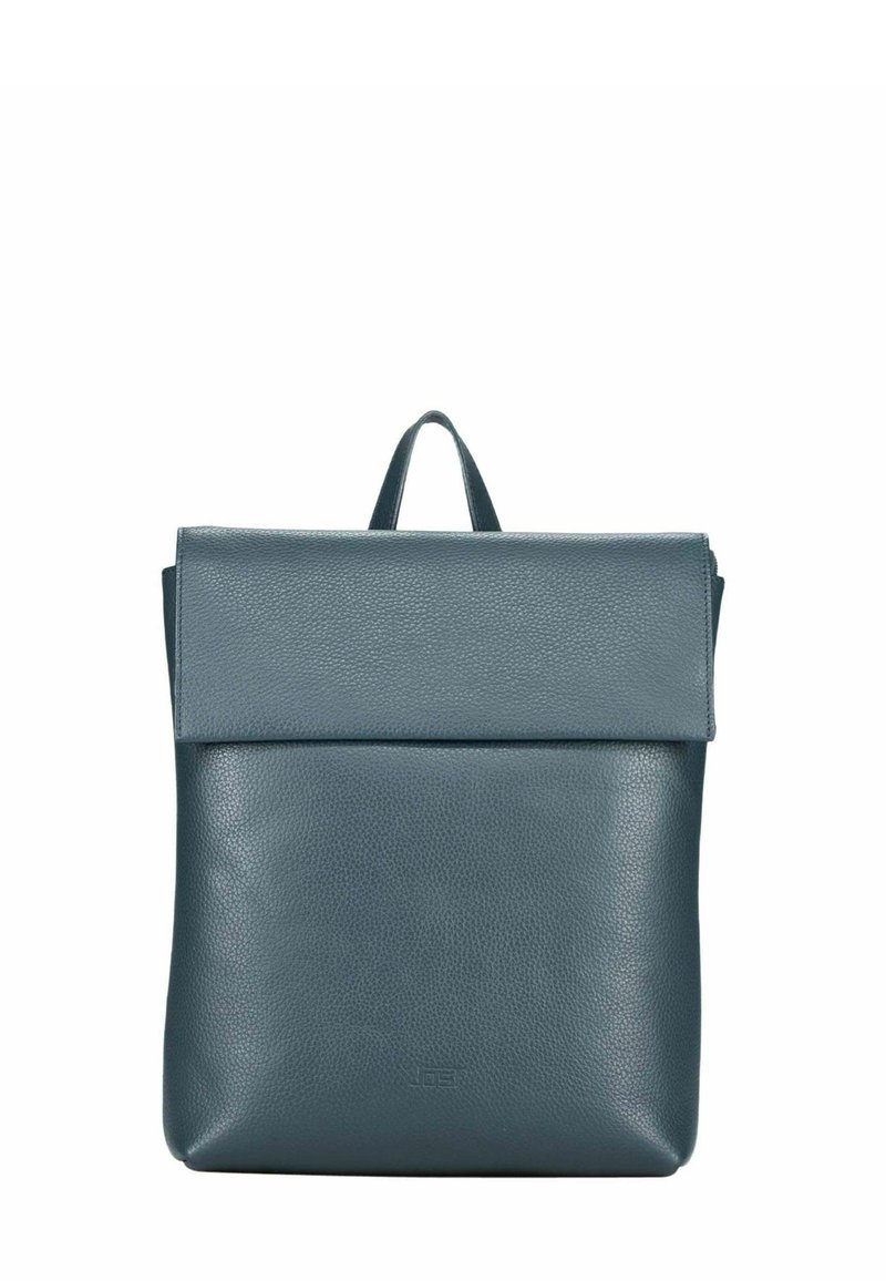 Sac à dos en cuir bleu avec un rabat repliable, finition texturée et une poignée supérieure pour le transport. Lignes épurées sans quincaillerie ou accents visibles.