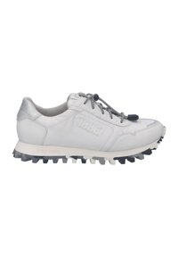 Baskets basses blanches et argentées avec semelle texturée, logo latéral "1886" et lacets bungee élastiques avec ajusteur noir, vues de côté.