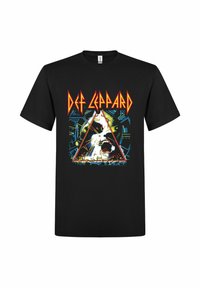 Černé bavlněné tričko s barevným grafickým motivem divoké kočky uvnitř trojúhelníku, doplněné textem „DEF LEPPARD“ v tučných červených písmenech.