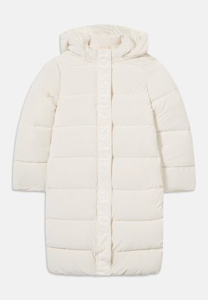 Lungo cappotto invernale imbottito bianco con cappuccio e striscia verticale con il nome del marchio GUESS al centro davanti.