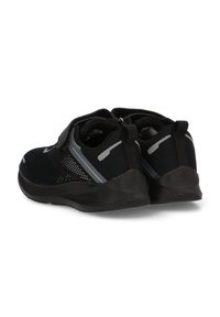 Zapatos deportivos negros con parte superior de malla, cuello acolchado y acentos en gris en contraste. Diseño ligero con una suela de goma flexible.