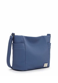 Blaue gerippte Nylon-Schultertasche mit zwei Seitenfächern, verstellbarem Tragegurt und einem silbernen Logo-Emblem auf der Vorderseite. Glatte Textur, rechteckige Form.