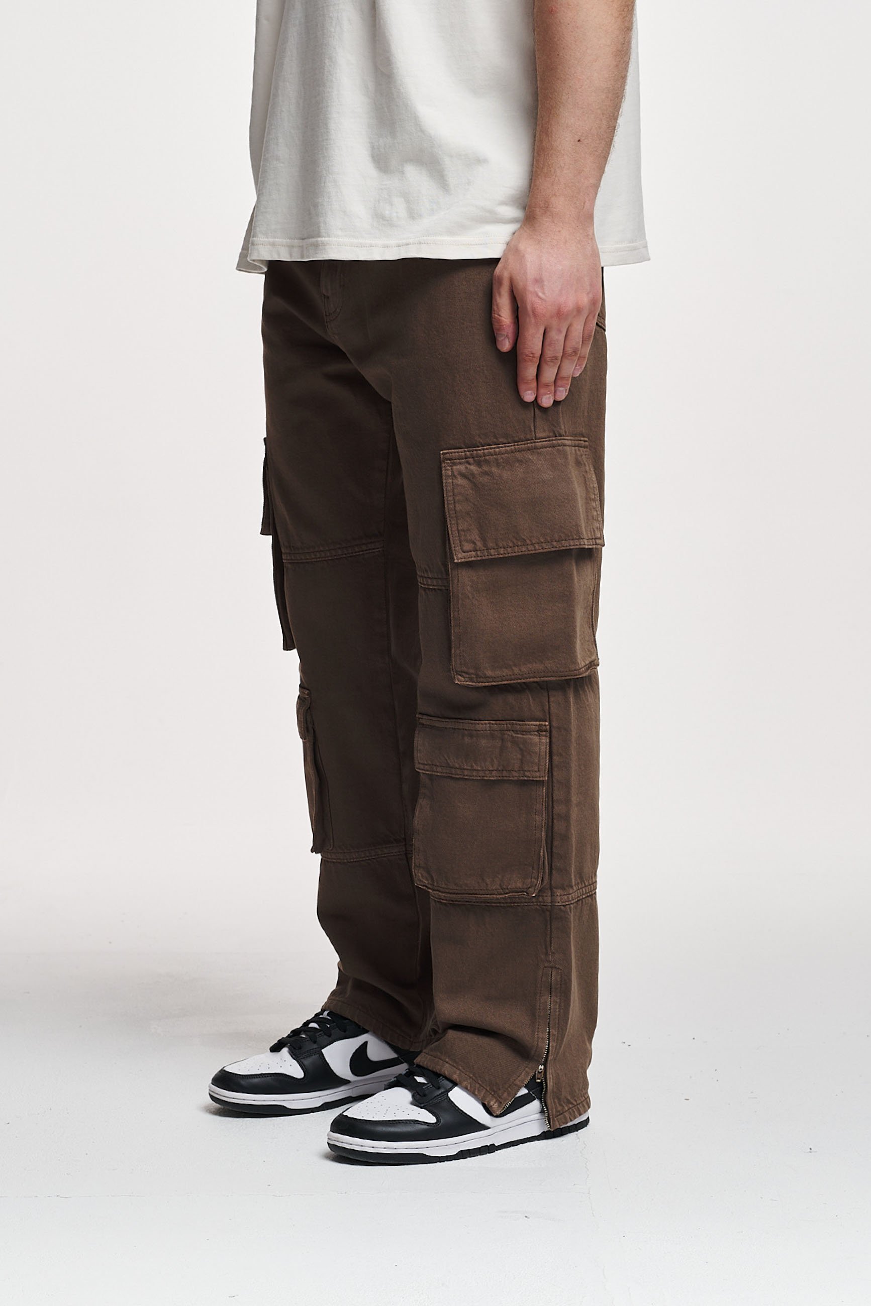 パンツ JOSE MOON / OIL FADE CARGO PANTS BROWN 2Y Studios NEO ANKLE ZIP PANTS - Workwear Jeans - brown - Zalando