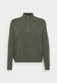 Jersey de punto en verde oscuro, con un alto cuello y cierre de media cremallera, además de una textura de canalé en toda la prenda.