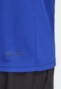 adidas Performance TRAIN ESSENTIALS BASE 3-STRIPES - Sportiniai marškinėliai trumpomis rankovėmis - lucid blue   black