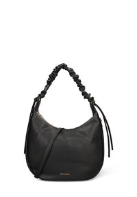 Sac à main en cuir noir avec une finition texturée, forme incurvée, poignée froncée et bandoulière réglable. Présente un logo de marque doré.