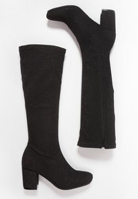 Botas negras hasta la rodilla hechas de material elástico con acentos de purpurina. Tacón cuadrado y un zipper lateral para ponerlas con facilidad. Textura suave en todo su diseño.