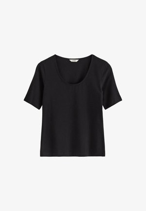 Černé tričko s krátkým rukávem a kulatým výstřihem. Vyrobeno z měkké látky s hladkým povrchem. Má rovný lem bez ozdob.