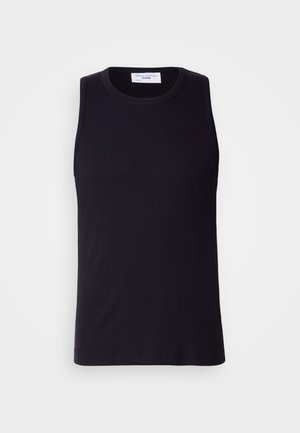 Czarny bezrękawnik z materiału o prążkowanej fakturze, z okrągłym dekoltem i prostym wykończeniem. Gładka struktura z minimalnymi detalami.