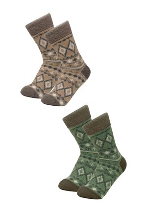 Gestrickte Socken in Beige und Grün mit Diamantmustern. Beide Paare haben kontrastierende braune Bündchen und Zehenbereiche, die Struktur und Design hervorheben.