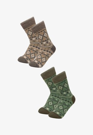 Gestrickte Socken in Beige und Grün mit Diamantmustern. Beide Paare haben kontrastierende braune Bündchen und Zehenbereiche, die Struktur und Design hervorheben.