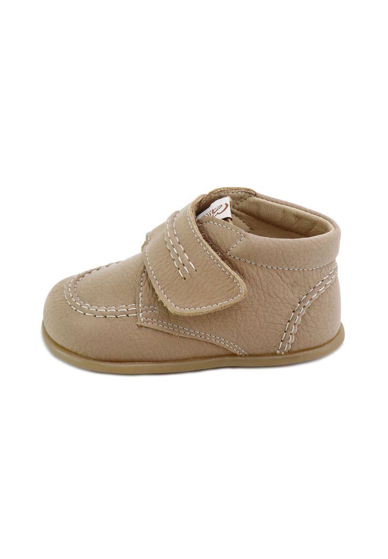 Zapato de bebé de cuero beige con puntera redondeada, cierre de tira Velcro, costuras blancas en contraste y suela de goma blanda.