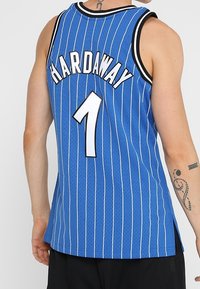 Maillot de basket-ball bleu avec des rayures blanches verticales, numéro de joueur 1 et nom "HARDAWAY" au dos. Fabriqué en tissu en maille respirant.