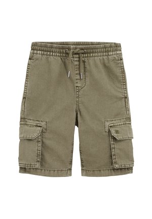 Olivengrøn cargo shorts med elastisk talje, snøre, sidelommer med klap og synlige syninger på en hvid baggrund.