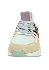 Baskets avec une tige en mesh et en daim de couleur bleu clair et beige, avec des accents noirs et un tirant de talon violet. Comprend des lacets gris et une semelle.