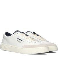 Sneaker in pelle bianca con accenti in suede beige, punta rotonda, lacci piatti e marchio sul lato. Design con suola a coppa realizzata in gomma testurizzata.