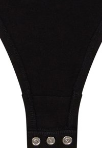 Body nero in tessuto con bordi senza cuciture e chiusura a scatto. Presenta una texture liscia e tre bottoni metallici a scatto alla base.