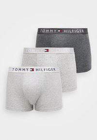Τρία ζευγάρια boxer briefs σε σκούρο γκρι, ανοιχτό γκρι και γκρι marle, με το λογότυπο "TOMMY HILFIGER" στα ελαστικά ζωνάκια.