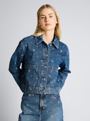 MIT AUFGESETZTEN TASCHEN - Veste en jean - mid blue laser hearts denim