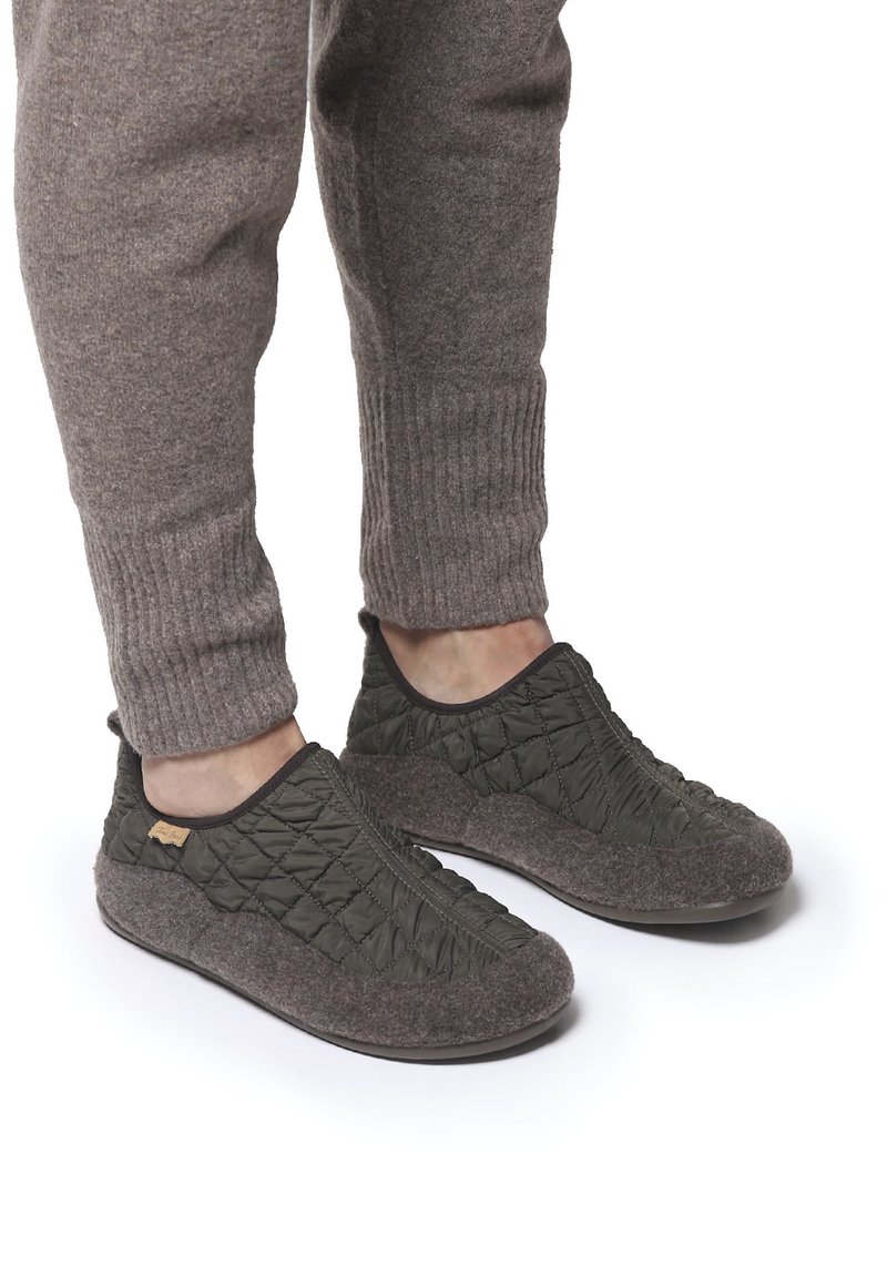 Tamsiai žali slip-on tipo batai su siuvinėjimu ir pilku padu. Dizainas pasižymi lygiu tekstūru ir minimaliais akcentais.