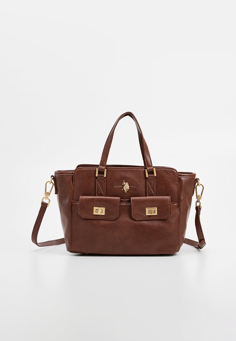 Sac à main en cuir marron avec deux poches avant, matériel doré, doubles anses supérieures et une bandoulière amovible. Détail de logo en relief.