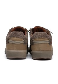 Scarpe in pelle marrone con un morbido accento in lana grigia al tallone, caratterizzate da una superficie testurizzata e una suola in gomma a profilo basso.