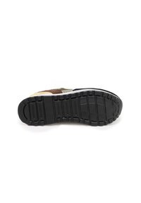 Suola della scarpa con un design in gomma nera testurizzata, caratterizzata da scanalature profonde per una buona aderenza e una struttura modellata per stabilità e supporto.
