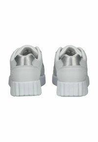 Weiße Sneakers mit einem glatten Lederobermaterial und silbernen Akzenten, runder Ferse und strukturiertem Gummisohle. Die Rückansicht zeigt ein zweifarbiges Design.