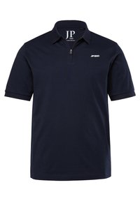 Mörkblå polo skjorta med dragkedja vid kragen, korta ärmar och en diskret logotyp på vänster bröst. Tillverkad av bomull med en slät yta.
