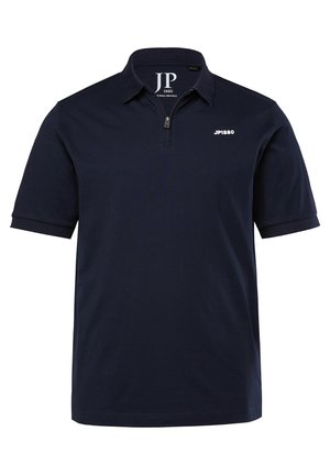 Dunkelblaues Poloshirt mit einem Reißverschlusskragen, kurzen Ärmeln und einem dezenten Logo auf der linken Brust. Aus Baumwollmaterial mit glatter Textur.