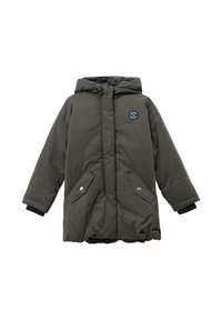 Olijfgroen gewatteerde winterjas met capuchon, twee voorklepzakken met knopen en een kleine ronde marineblauwe patch op de borst.