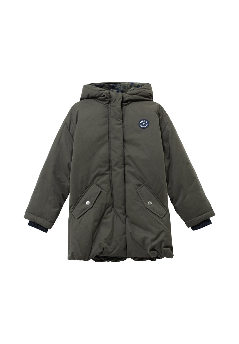 Olijfgroen gewatteerde winterjas met capuchon, twee voorklepzakken met knopen en een kleine ronde marineblauwe patch op de borst.