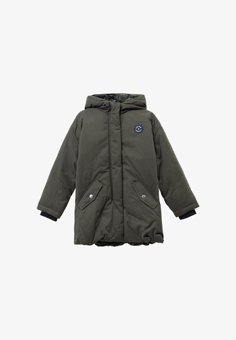 Olijfgroen gewatteerde winterjas met capuchon, twee voorklepzakken met knopen en een kleine ronde marineblauwe patch op de borst.